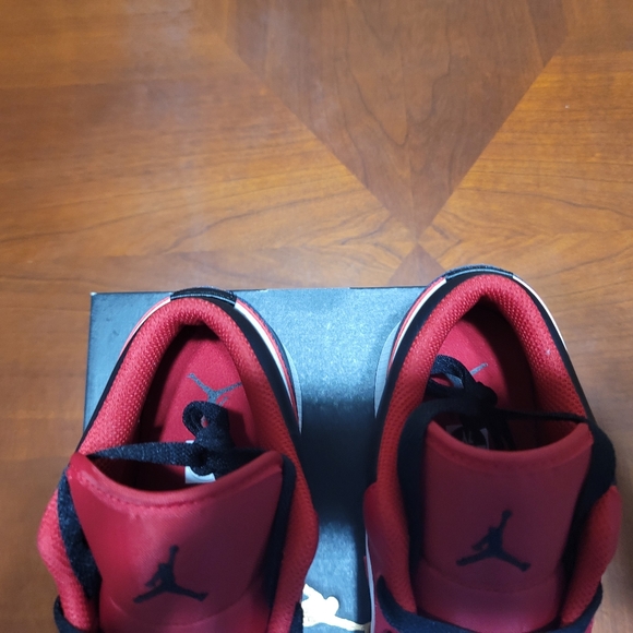 Women Jordan Low 1 Bulls - Picture 5 of 5
